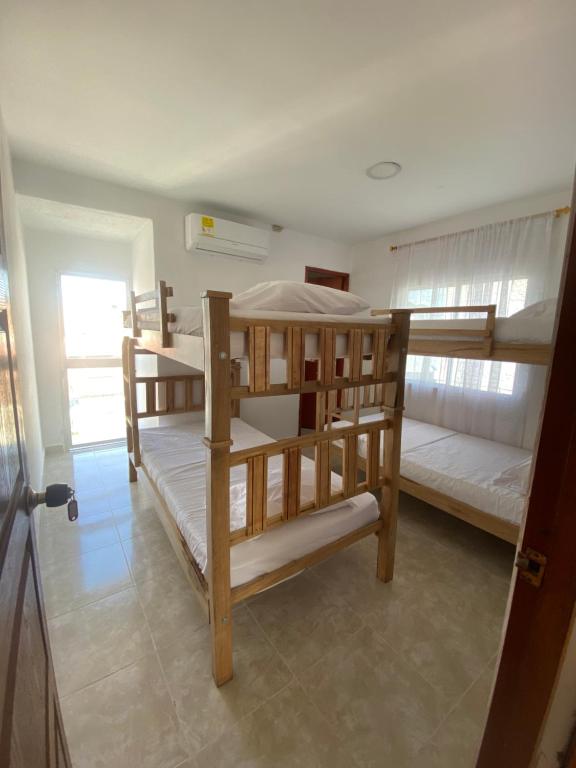 een kamer met twee stapelbedden in een kamer bij Hostal El Amanecer Costero in Santa Marta