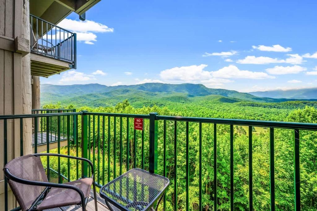 een balkon met 2 stoelen en uitzicht op de bergen bij Pinewood Escape in Gatlinburg