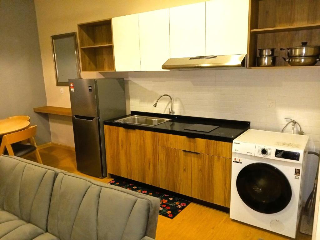 Kuchyň nebo kuchyňský kout v ubytování Sinar Violet Homestay