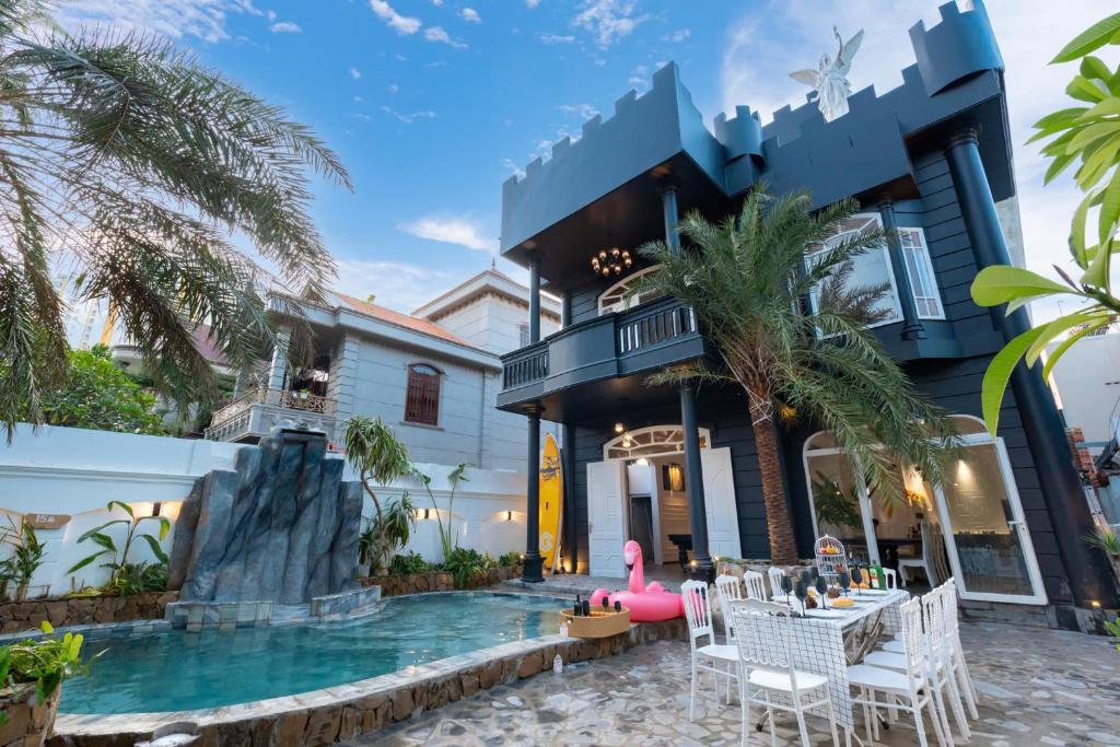 Bazén v ubytování Villa Candle In The Wind - Gần Bãi Sau Vũng Tàu nebo v jeho okolí