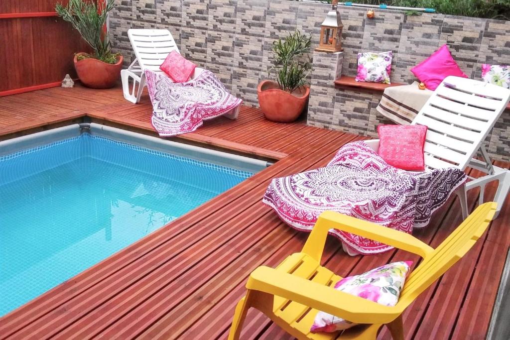 Πισίνα στο ή κοντά στο Charmant bungalow à Saint Pierre avec vue sur montagne