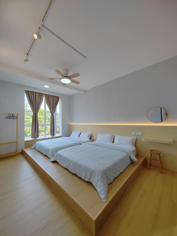 Postel nebo postele na pokoji v ubytování MujiStyle Brinchang Emerald Apartment Cameron 8 guests 2 car park 3bedrooms