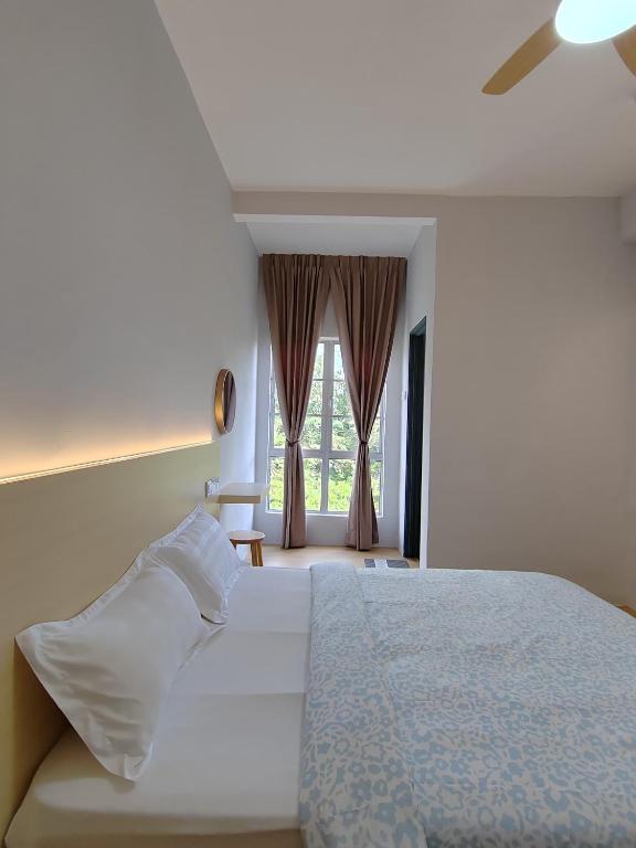 Postel nebo postele na pokoji v ubytování MujiStyle Brinchang Emerald Apartment Cameron 8 guests 2 car park 3bedrooms