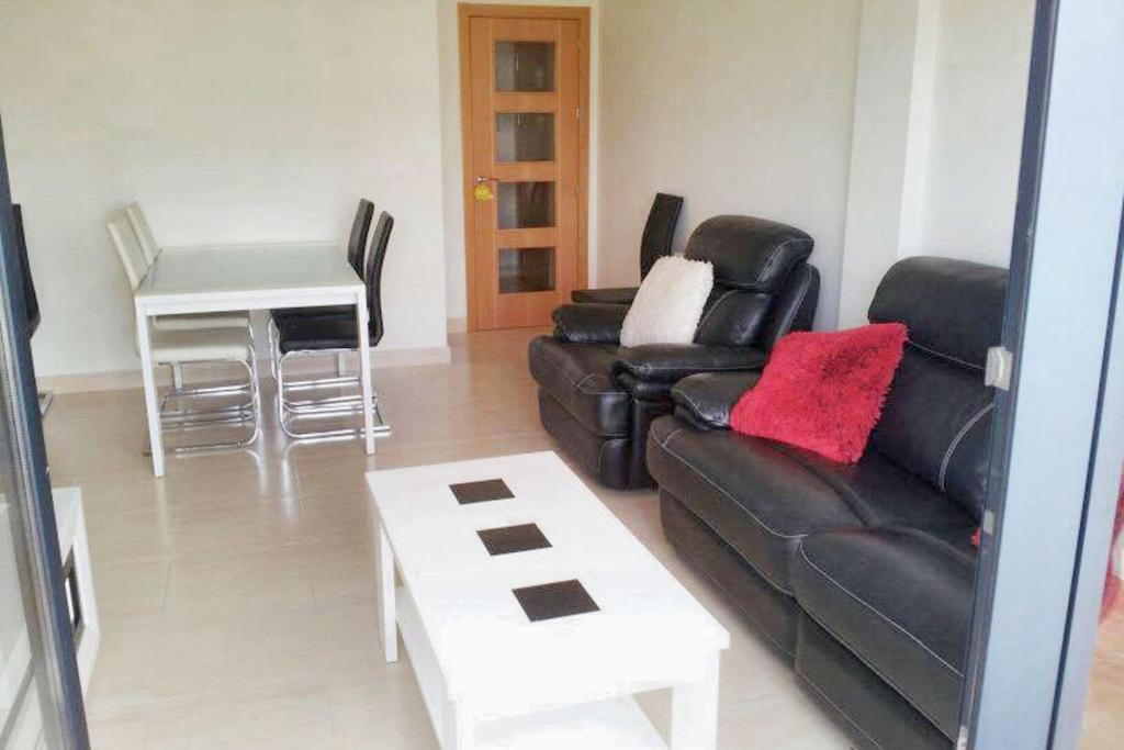 Część wypoczynkowa w obiekcie Comfortable Apartment in Almería with Shared Pool - 72 m²