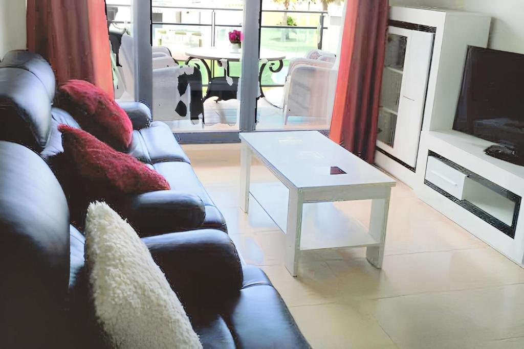 Część wypoczynkowa w obiekcie Comfortable Apartment in Almería with Shared Pool - 72 m²
