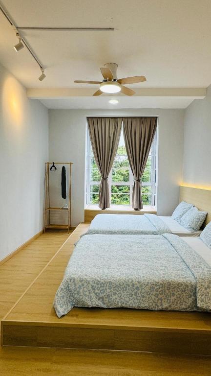 Postel nebo postele na pokoji v ubytování MujiStyle Brinchang Emerald Apartment Cameron 8 guests 2 car park 3bedrooms