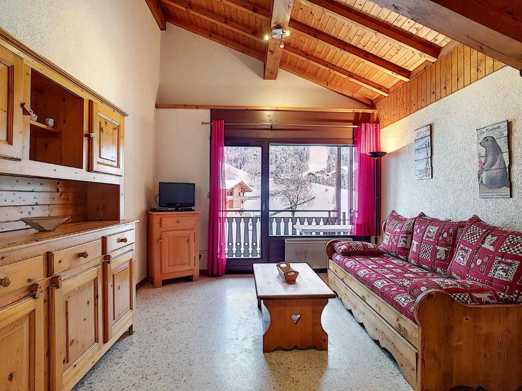 un salon avec un canapé et une table dans l'établissement La Clusaz: Apt pour 8 pers, 2 chambres, parking, wifi, animaux - FR-1-818-26, à La Clusaz