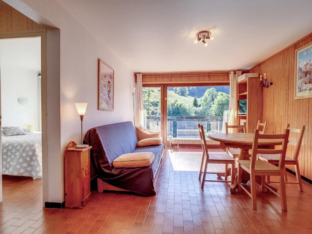 un salon avec une table et un canapé et une salle à manger dans l'établissement La Clusaz : Apt cosy 5 pers, parking, animaux OK - FR-1-818-57, à La Clusaz