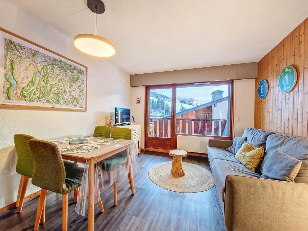 un salon avec un canapé et une table dans l'établissement La Clusaz : Appartement 6 pers avec Wifi et parking, animaux admis - FR-1-818-86, à La Clusaz
