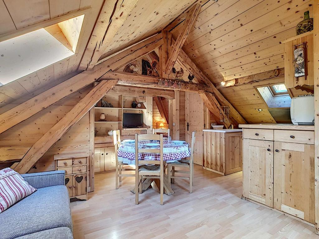 拉克吕萨Charmant appartement 4 pers avec WIFI et animaux acceptés - La Clusaz - FR-1-818-99的阁楼上的带桌子的用餐室