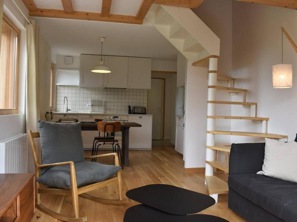 un salon avec un canapé et une table et une cuisine dans l'établissement Appartement 4 pièces pour 6 pers, parking et balcon à Méribel - FR-1-180-652, à Les Allues