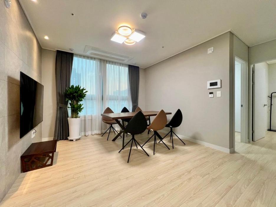 una sala da pranzo con tavolo e sedie di Eunhasu D&M Residence a Daejeon