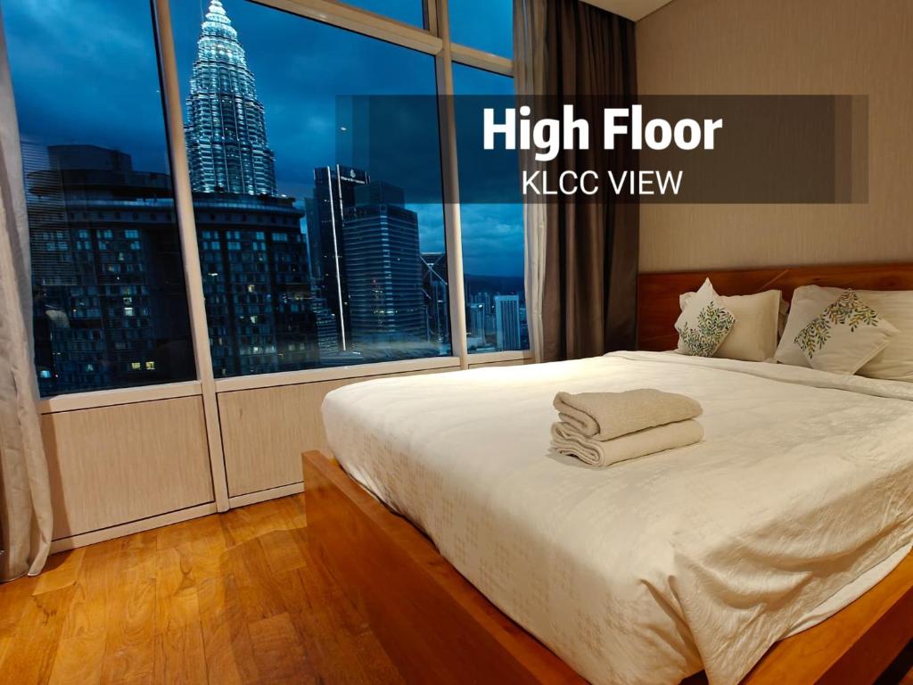 1 dormitorio con 1 cama y vistas a la ciudad en Vortex Suites KL City Center, en Kuala Lumpur