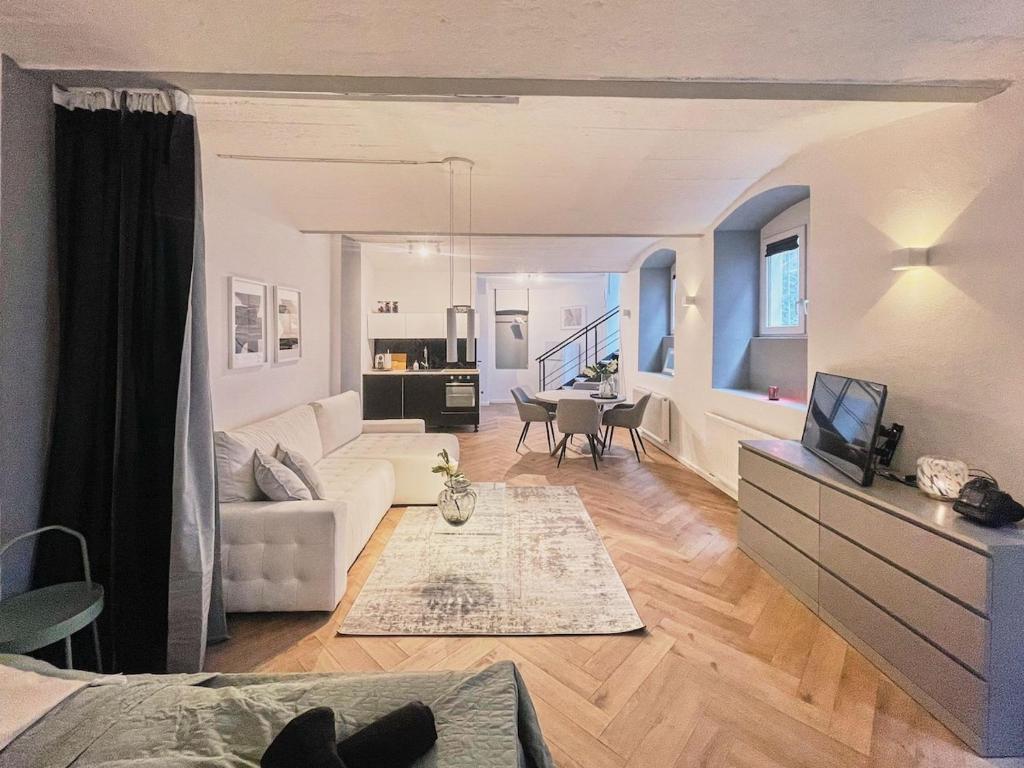 Χώρος καθιστικού στο 1 BR Studio - ZENTRAL - TERRASSE - KAFFEE - BUSINESS - WIFI - KÜCHE