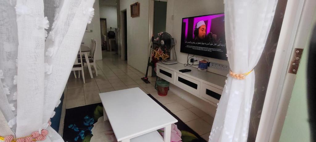 TV a/nebo společenská místnost v ubytování Ian's Homestay Tanah Rata C Highlands