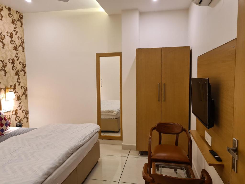 TV a/nebo společenská místnost v ubytování Mahadev Residency