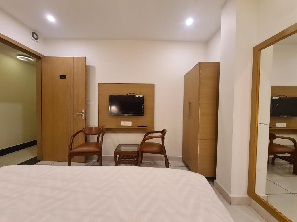 TV a/nebo společenská místnost v ubytování Mahadev Residency