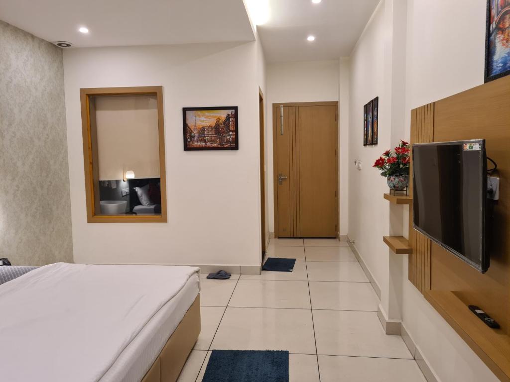 TV a/nebo společenská místnost v ubytování Mahadev Residency