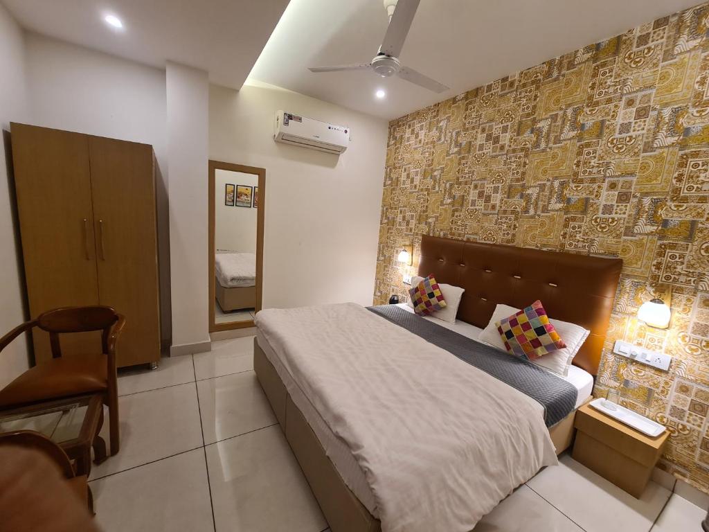 Postel nebo postele na pokoji v ubytování Mahadev Residency
