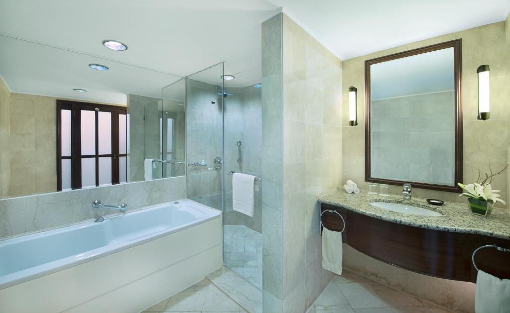 Ванная комната в The Bristol Hotel by Royal Orchid Hotel Management