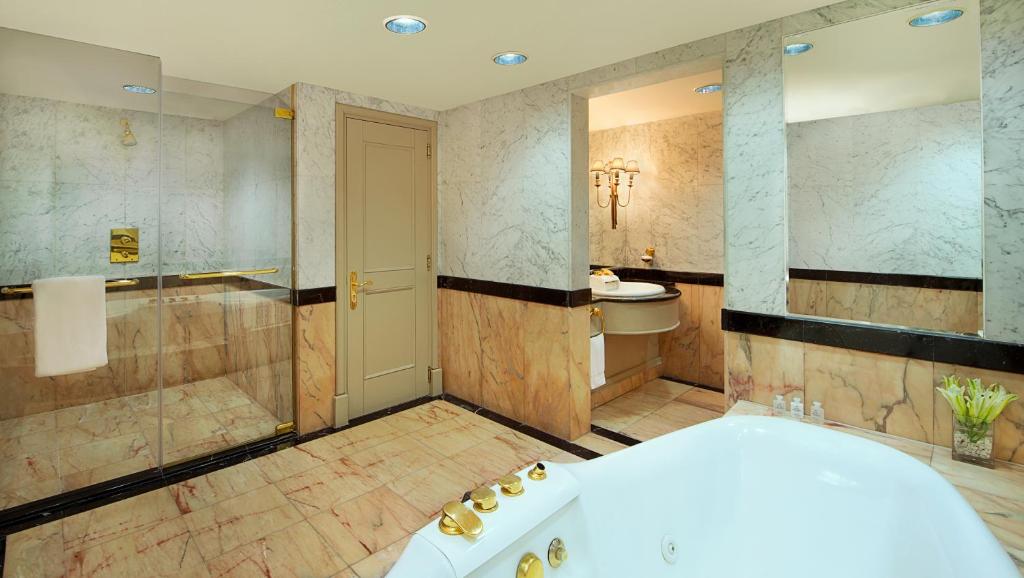 Ванная комната в The Bristol Hotel by Royal Orchid Hotel Management