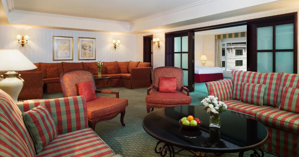 Гостиная зона в The Bristol Hotel by Royal Orchid Hotel Management