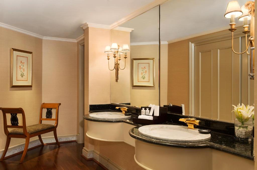 Ванная комната в The Bristol Hotel by Royal Orchid Hotel Management