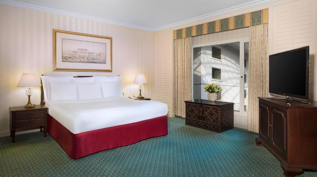 Телевизор и/или развлекательный центр в The Bristol Hotel by Royal Orchid Hotel Management