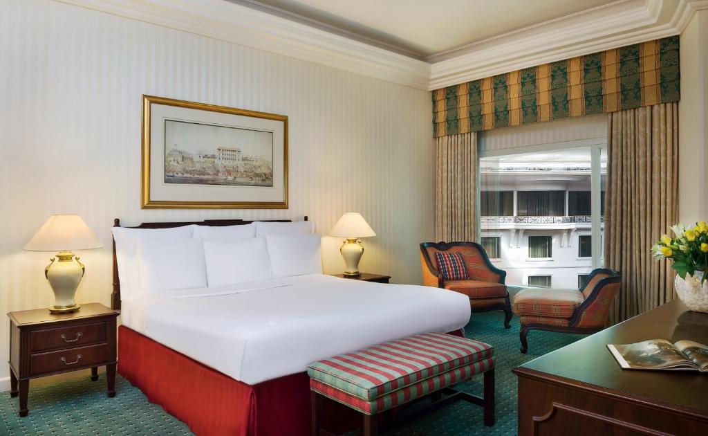 Кровать или кровати в номере The Bristol Hotel by Royal Orchid Hotel Management