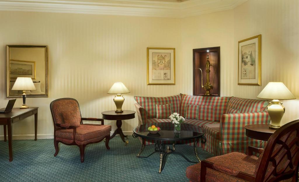 Гостиная зона в The Bristol Hotel by Royal Orchid Hotel Management