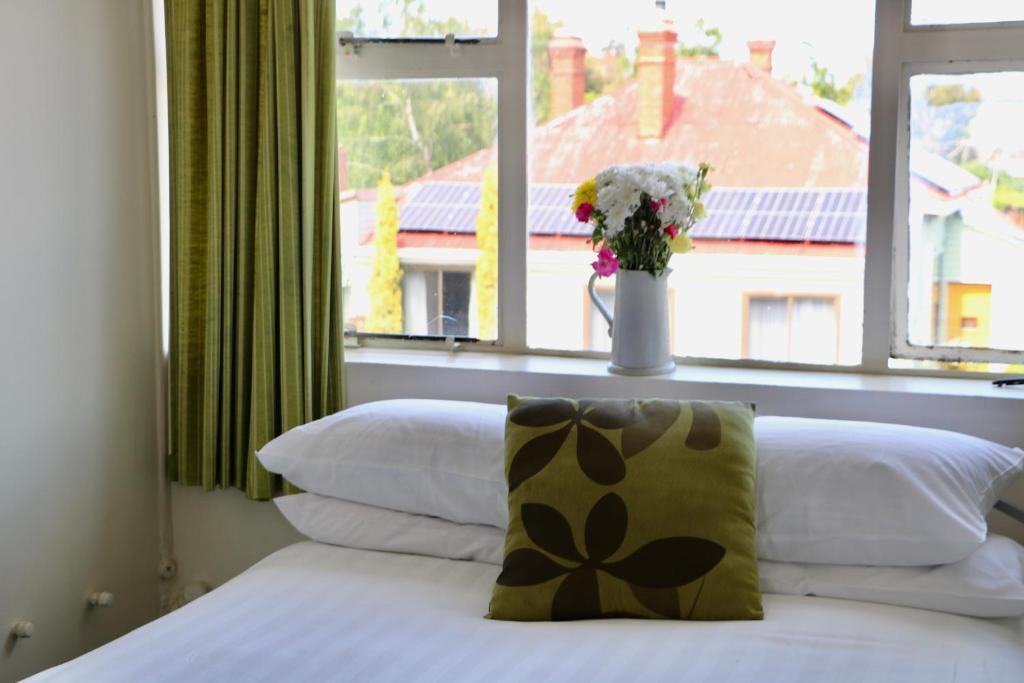 Postel nebo postele na pokoji v ubytování Lachlan Hotel