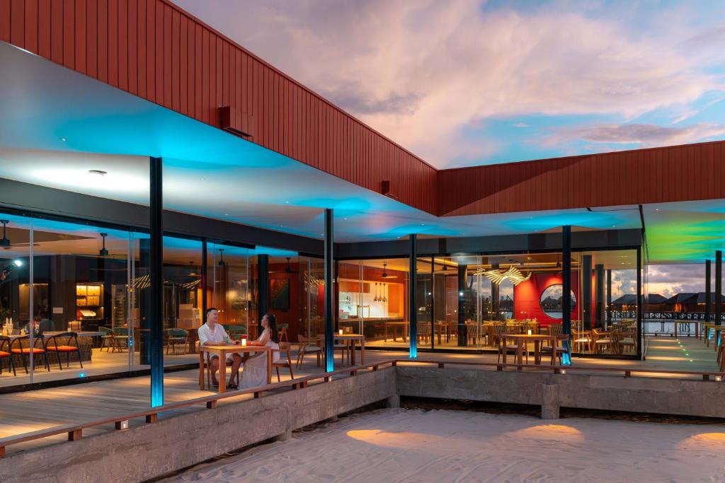 Restaurace v ubytování Veligandu Maldives Resort Island
