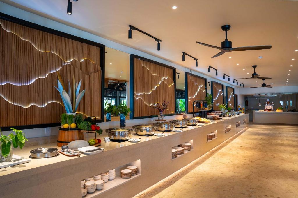 Restaurace v ubytování Veligandu Maldives Resort Island