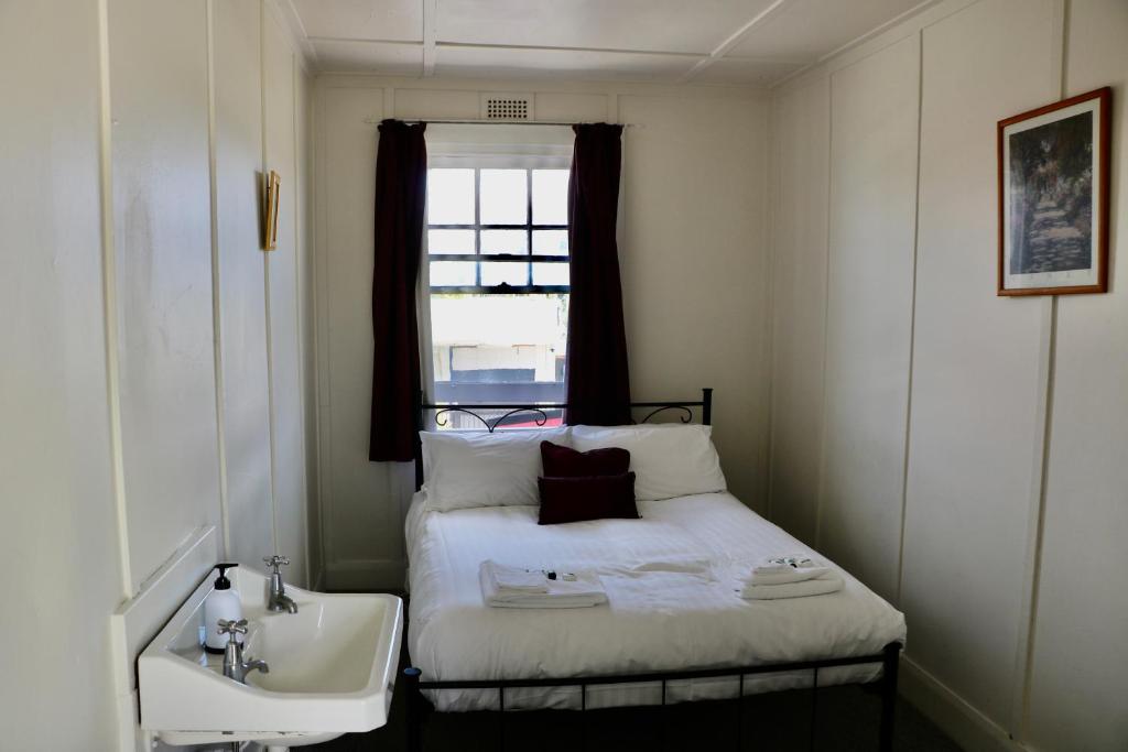 Postel nebo postele na pokoji v ubytování Lachlan Hotel