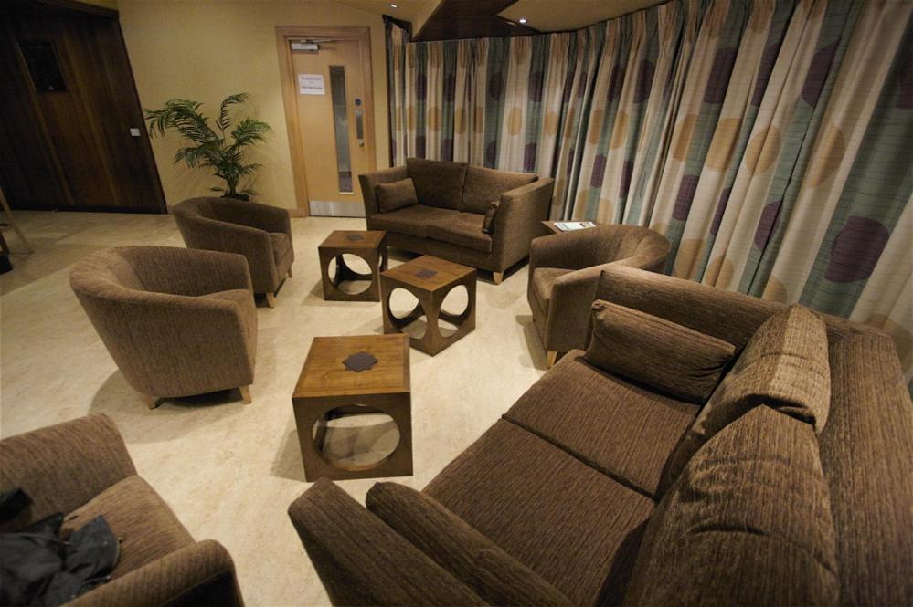 柯克沃爾的住宿－阿爾伯特酒店，带沙发、椅子和桌子的客厅