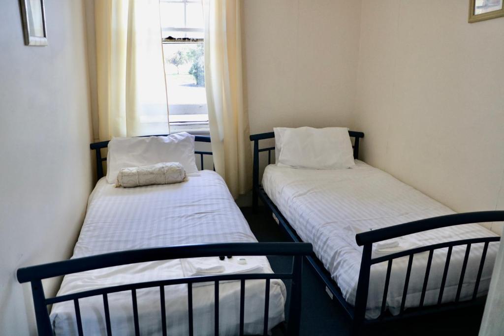 Postel nebo postele na pokoji v ubytování Lachlan Hotel