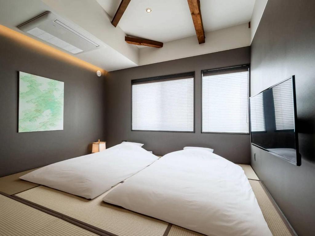 Postel nebo postele na pokoji v ubytování THE MACHIYA HOTEL TAKAYAMA