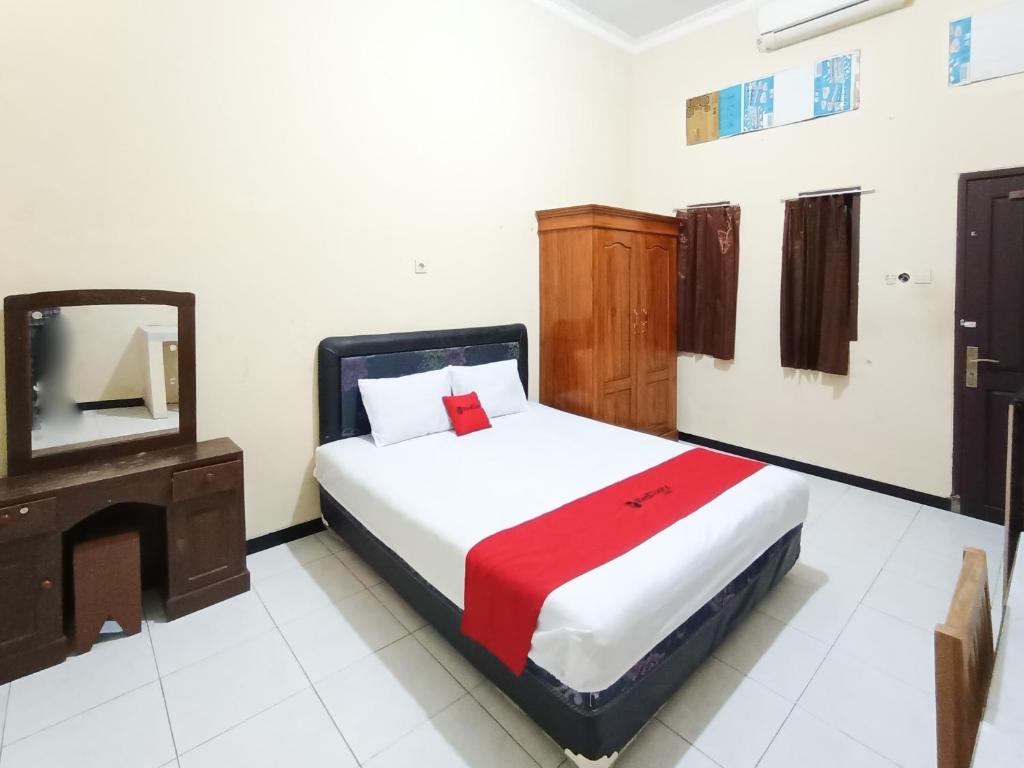 Giường trong phòng chung tại RedDoorz at Ratu Homestay Syariah Near Lippo Mall Banyuwangi