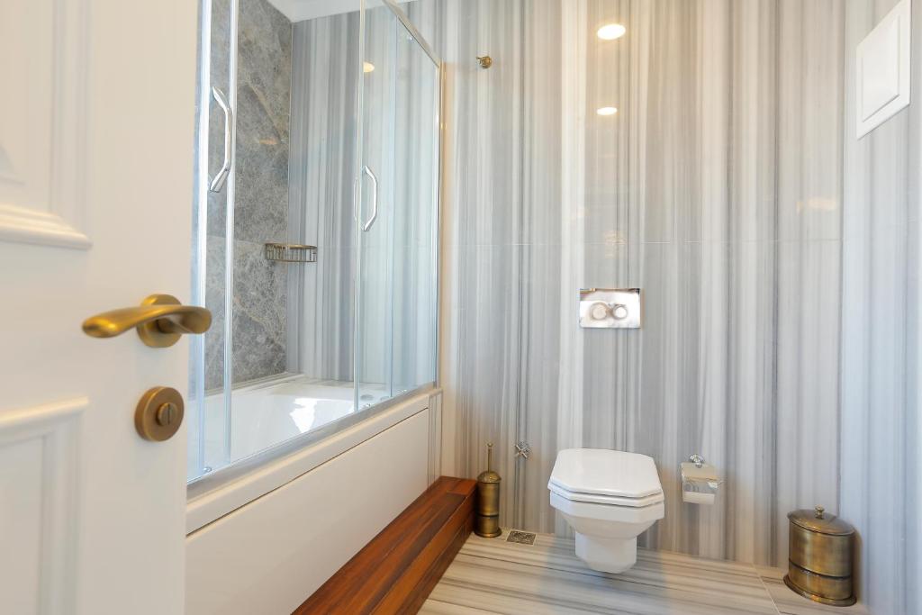 A bathroom at Art Nouveau Pera
