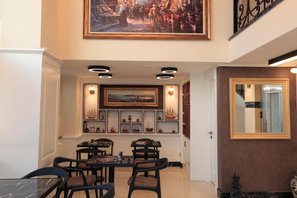 A restaurant or other place to eat at Art Nouveau Pera