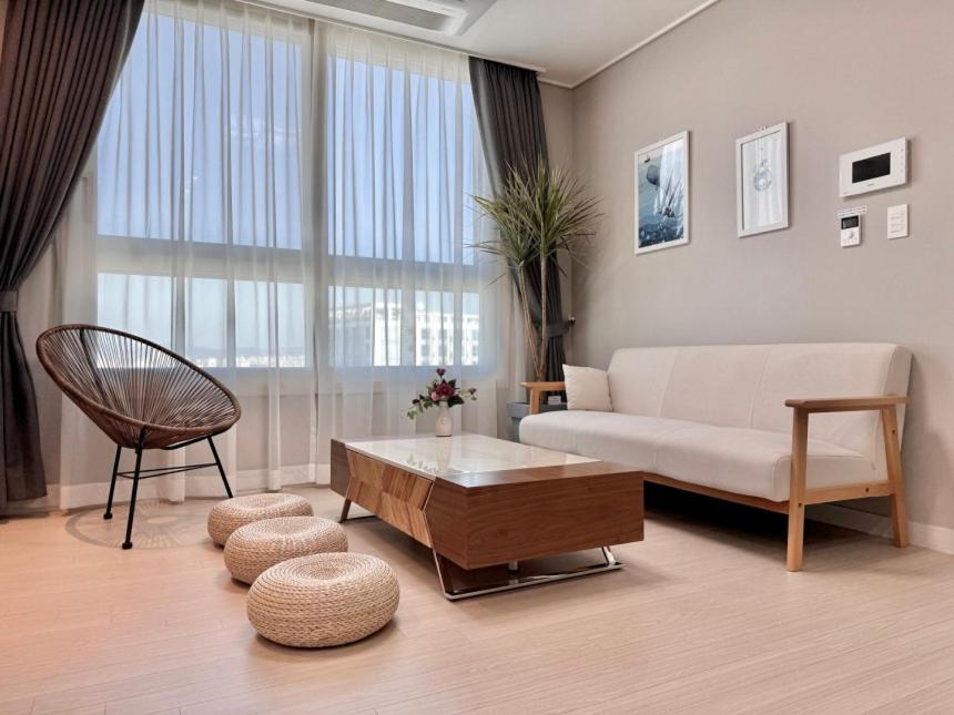 un soggiorno con un divano e una poltrona di Eunhasu D&M Residence a Daejeon