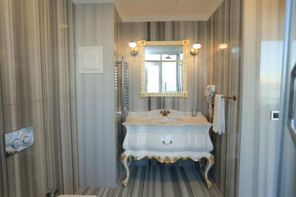A bed or beds in a room at Art Nouveau Pera