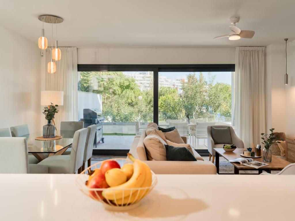 Spacious apartment with terrace and garden close to the sea