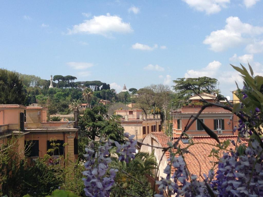 vistas a una ciudad con flores púrpuras en Garibaldi Roof Garden, en Roma