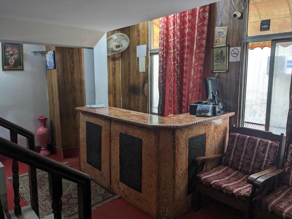 una sala de estar con una gran isla de madera en una habitación en New Grace Hotel, en Islamabad
