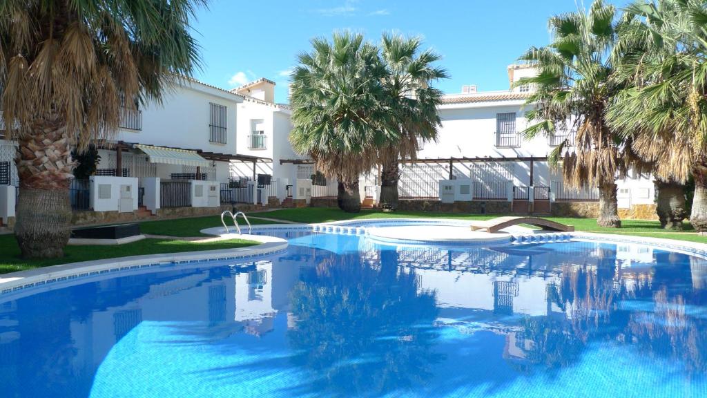 The swimming pool at or close to Adosados Palm Beach Altamar