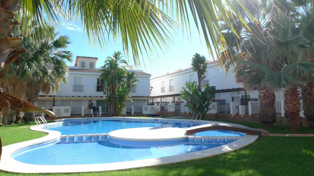 The swimming pool at or close to Adosados Palm Beach Altamar