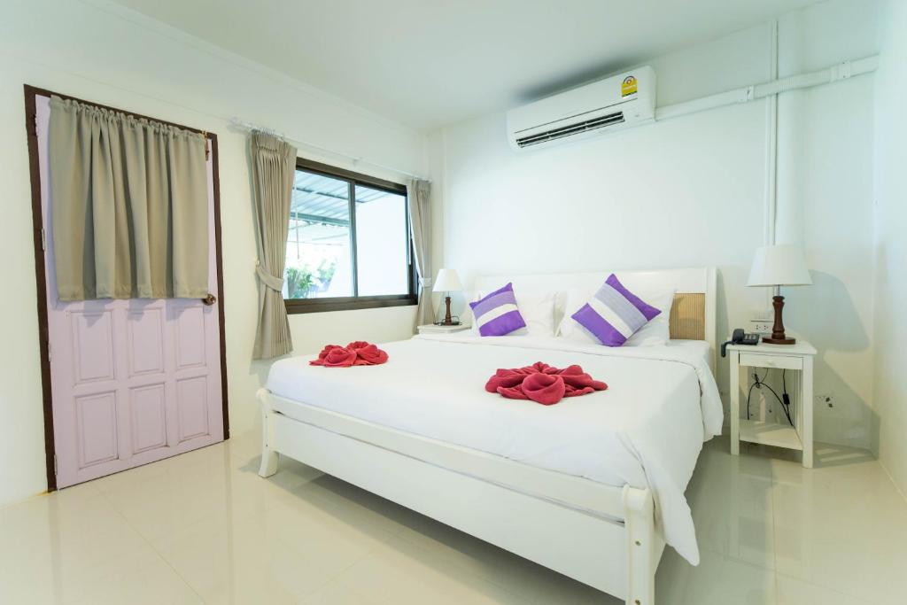 Postel nebo postele na pokoji v ubytování the ocean resort samui