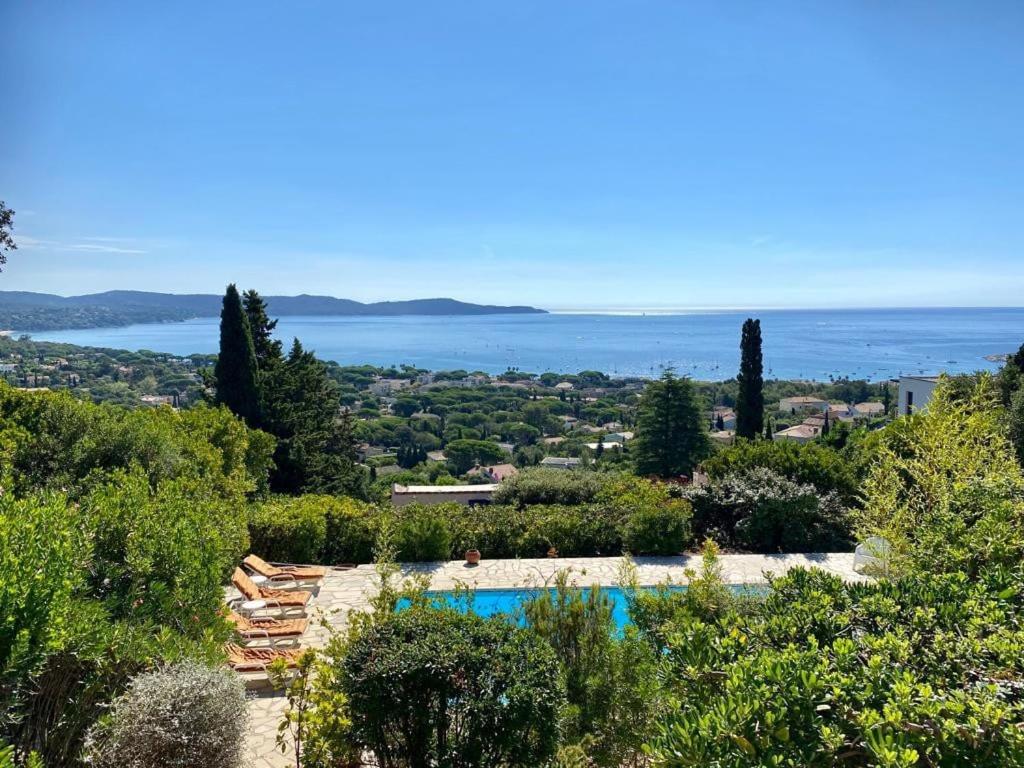 Cette villa dispose d'une piscine et offre une vue sur l'océan. dans l'établissement Villa du Parc, à Cavalaire-sur-Mer