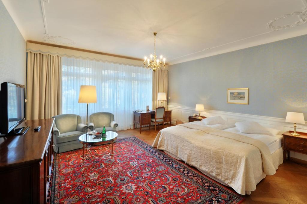 Postel nebo postele na pokoji v ubytování Hotel Waldhaus Sils
